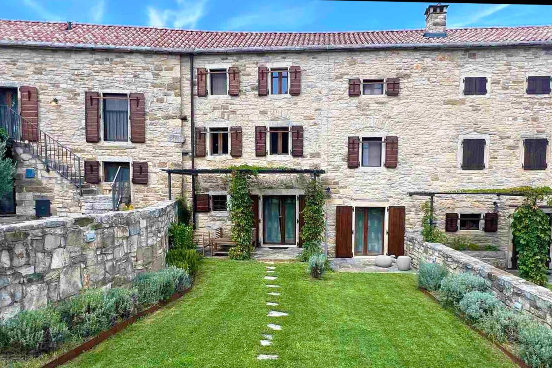 Villas Martincici With Large Pool Grožnjan Екстериор снимка